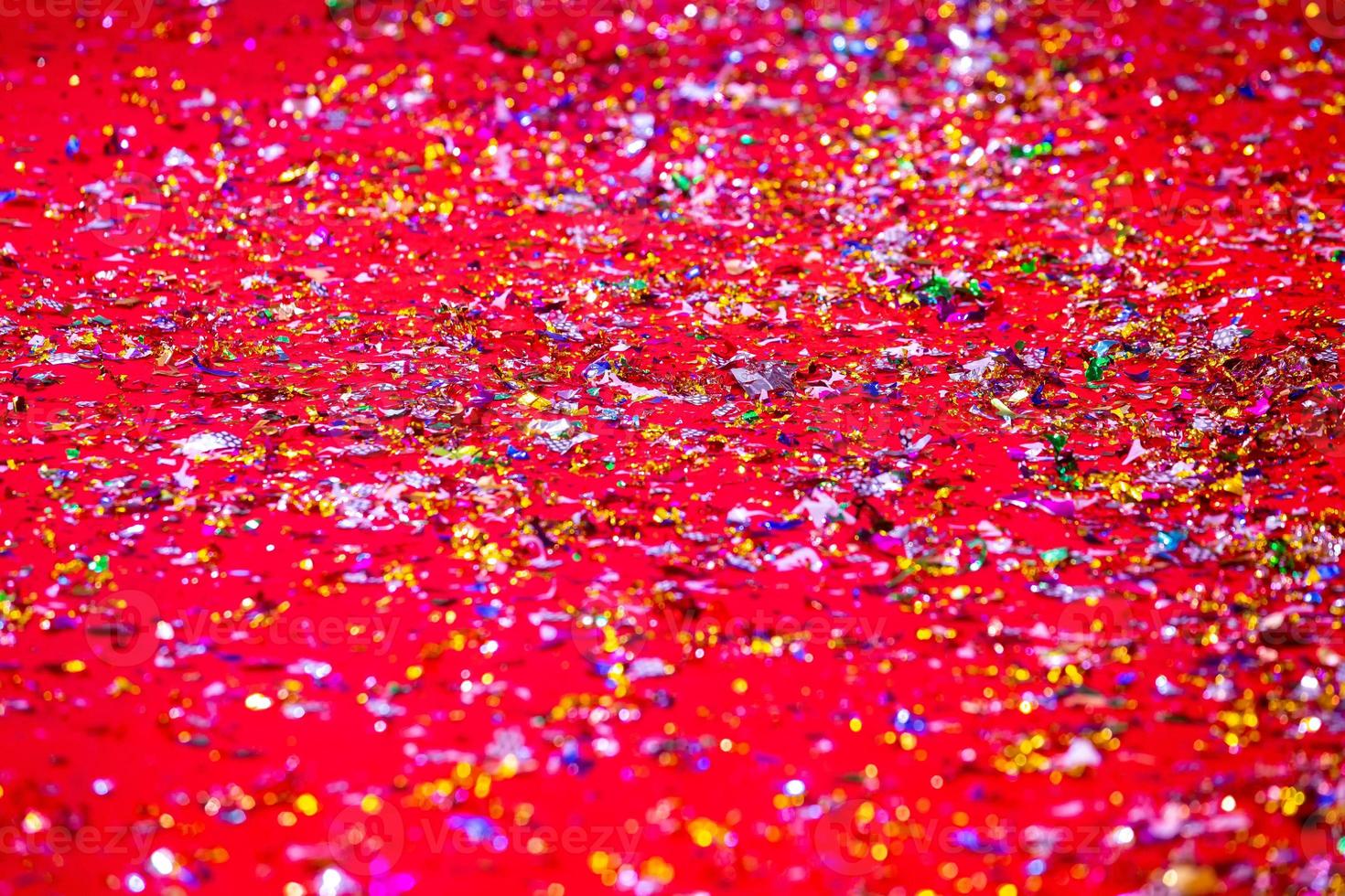 oro o plata el plastico cordones cubrir en el rojo alfombra. rojo Brillantina textura resumen antecedentes. foto