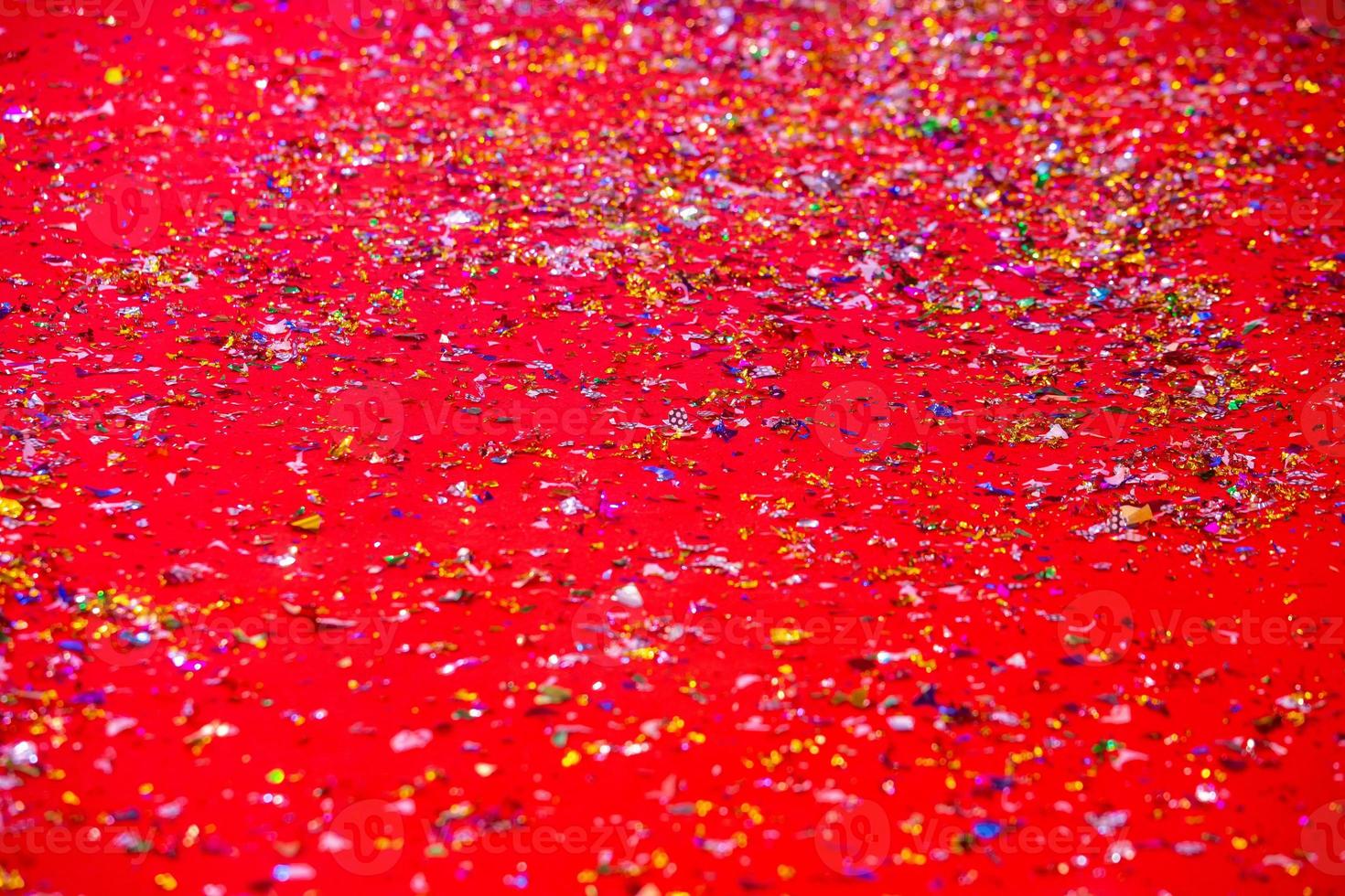 oro o plata el plastico cordones cubrir en el rojo alfombra. rojo Brillantina textura resumen antecedentes. foto