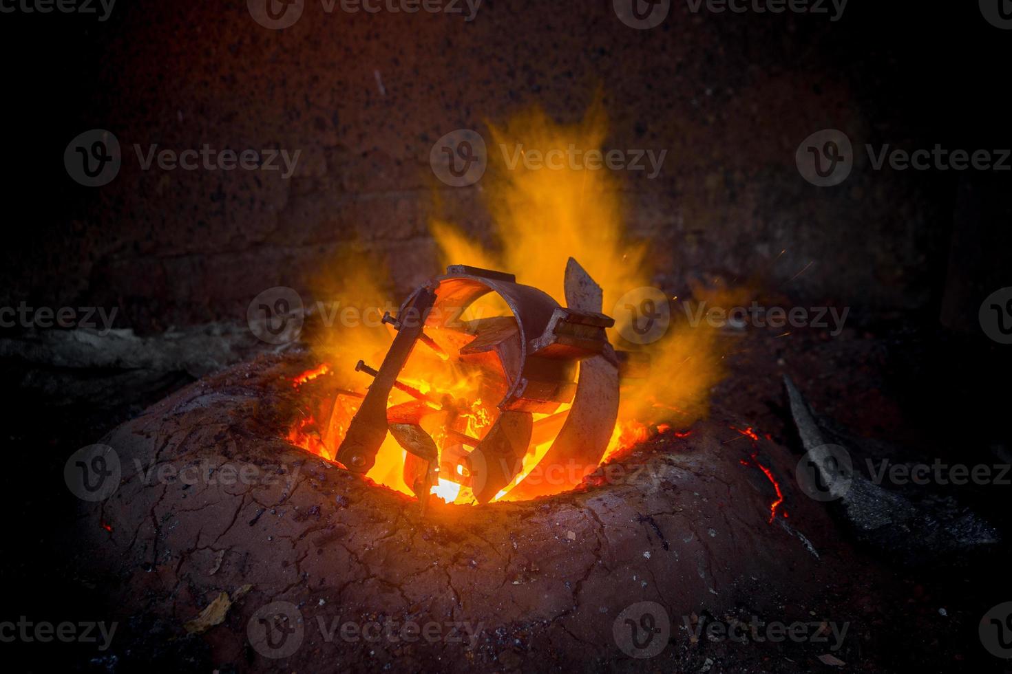 caliente chatarra acero derritiendo horno Bangladesh foto