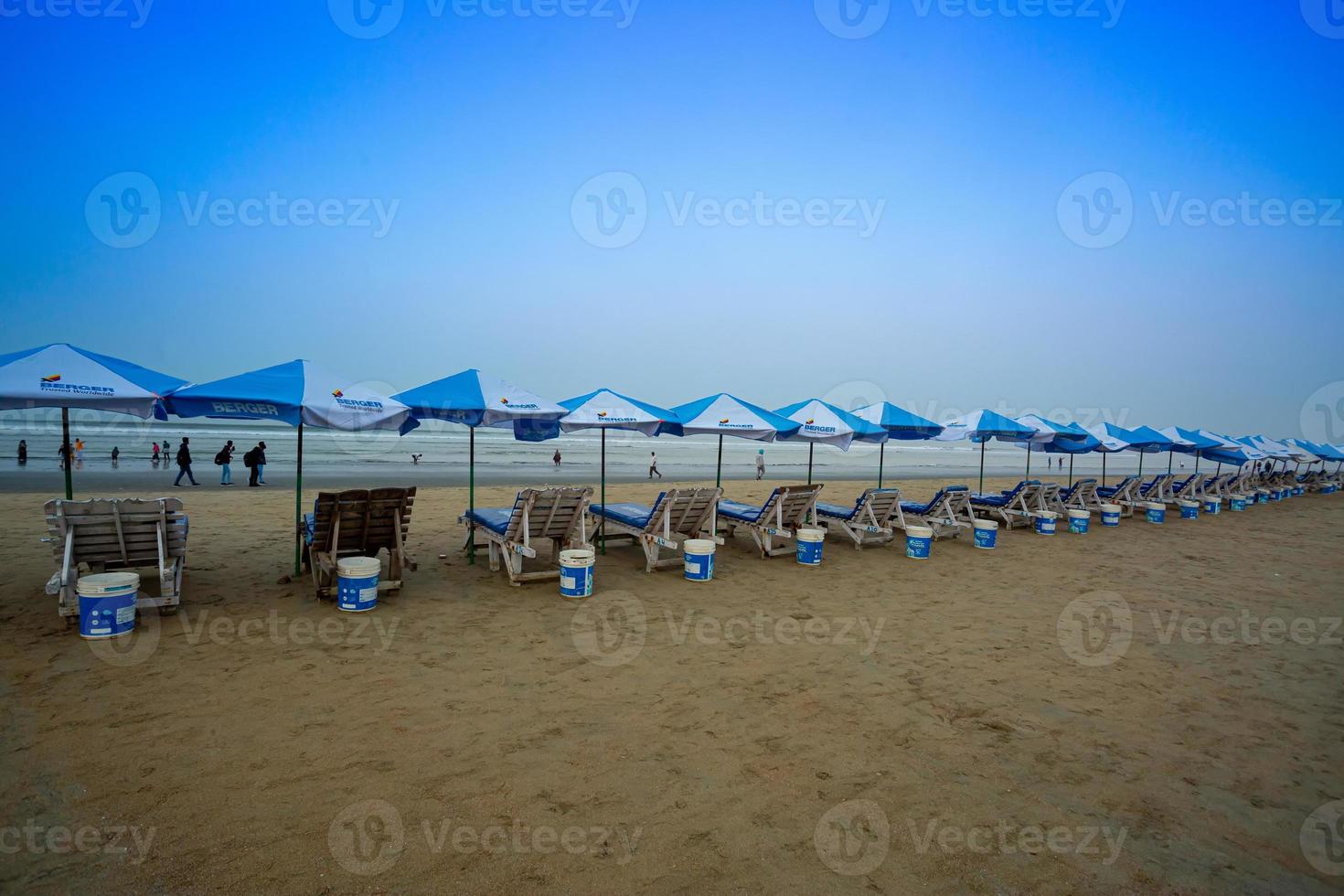 el temprano Mañana cielo y Dom ver de el mas largo mar playa de cox bazar, chattagrama. foto