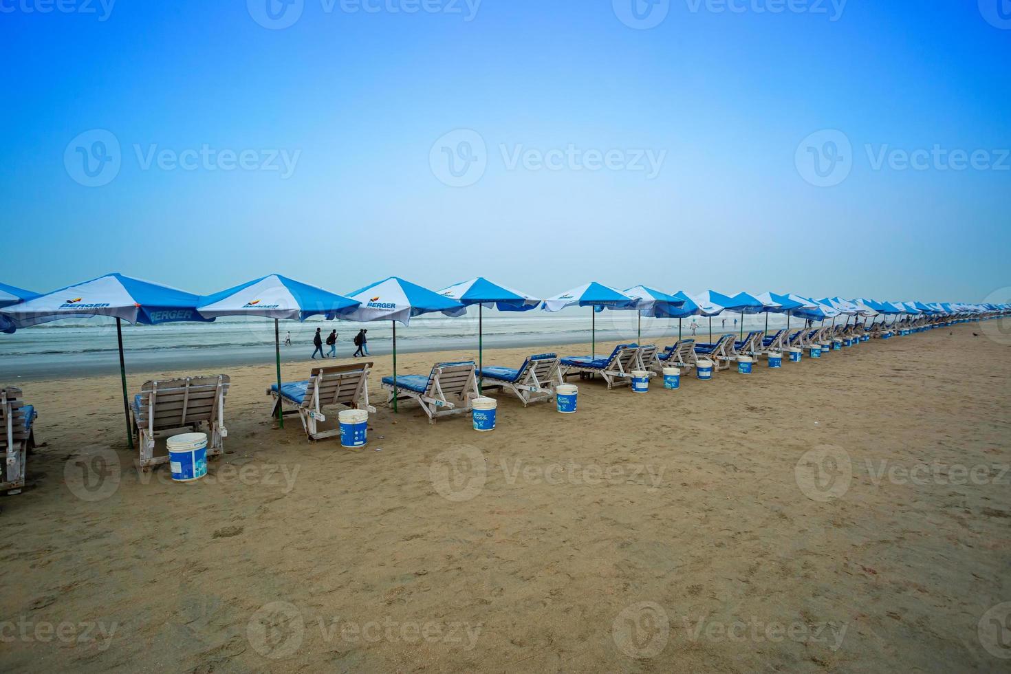 el temprano Mañana cielo y Dom ver de el mas largo mar playa de cox bazar, chattagrama. foto