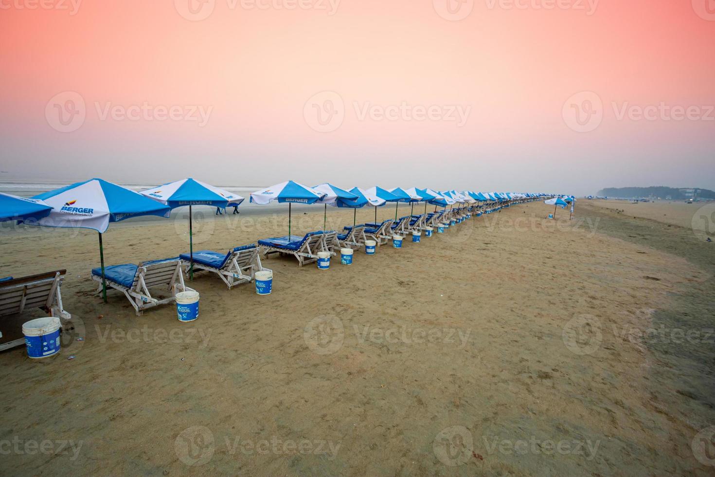 el temprano Mañana cielo y Dom ver de el mas largo mar playa de cox bazar, chattagrama. foto