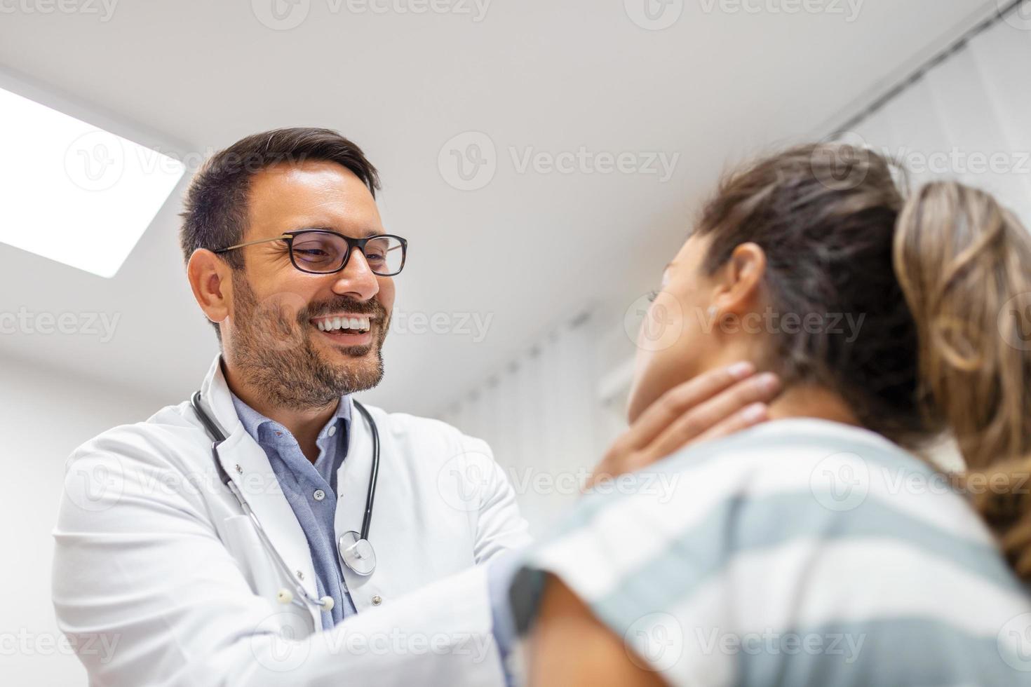 endocrinólogo examinando garganta de joven mujer en clínica. mujer con tiroides glándula prueba . endocrinología, hormonas y tratamiento. inflamación de el dolorido garganta foto