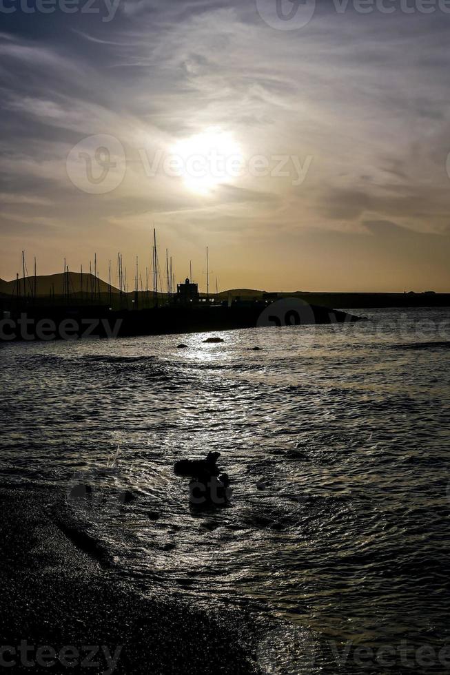 puesta de sol sobre el mar foto