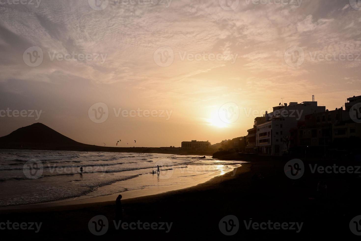 puesta de sol sobre el mar foto