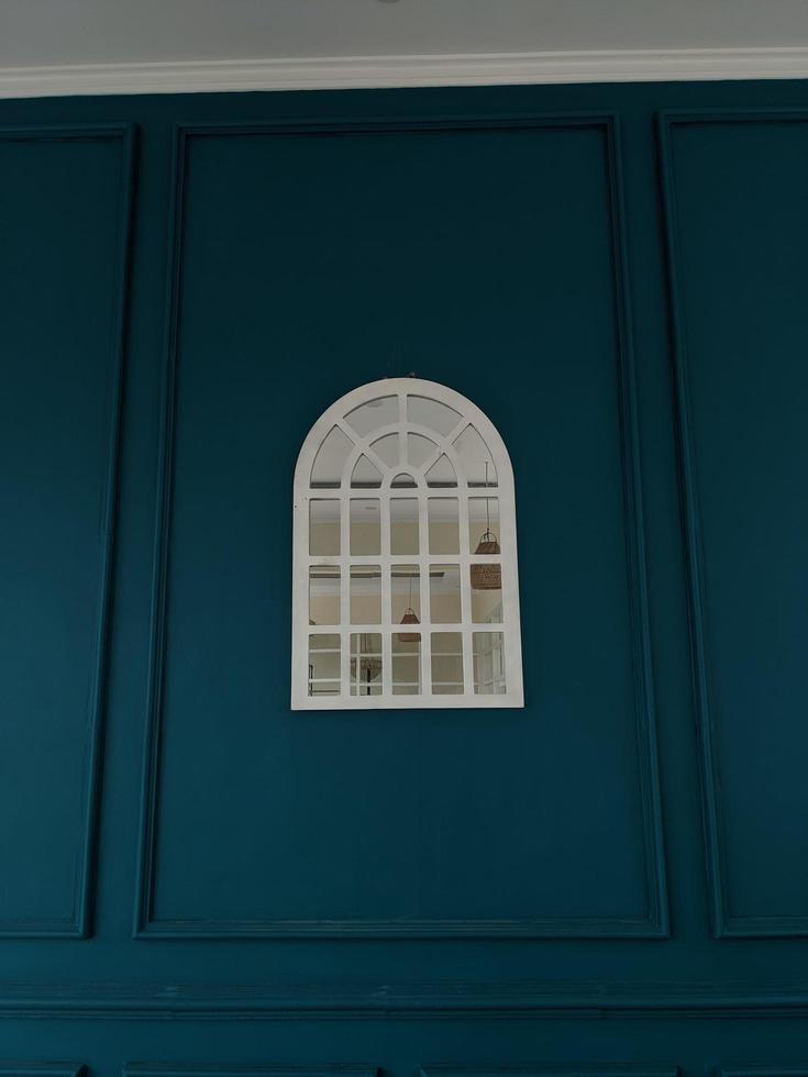 ventana espejo en el centrar de azul antecedentes pared. el foto es adecuado a utilizar para resumen antecedentes y interior contenido medios de comunicación.