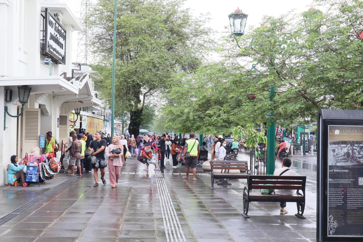 malioboro, yogyakarta - marzo 2do 2023 - vibraciones en malioboro después lluvia foto