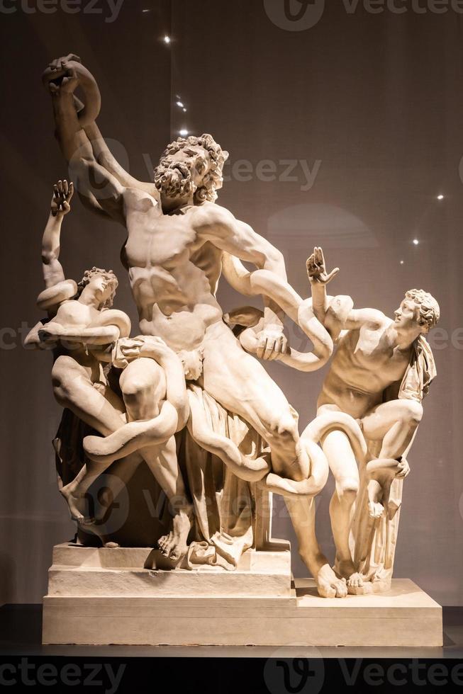 estatua de laocoonte y su hijos, famoso antiguo esculturas - propiedad Vaticano museo foto