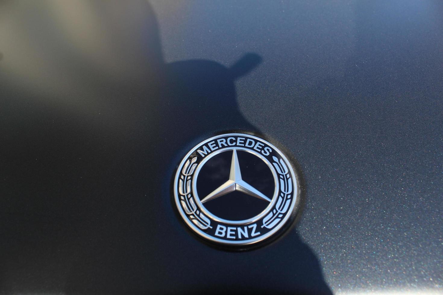 Sankt Petersburgo Rusia - 04 08 2023 mercedes benz logo cerca arriba. mercedes-benz es un alemán automóvil fabricante. el marca es usado para lujo automóviles, autobuses, entrenadores y camiones foto