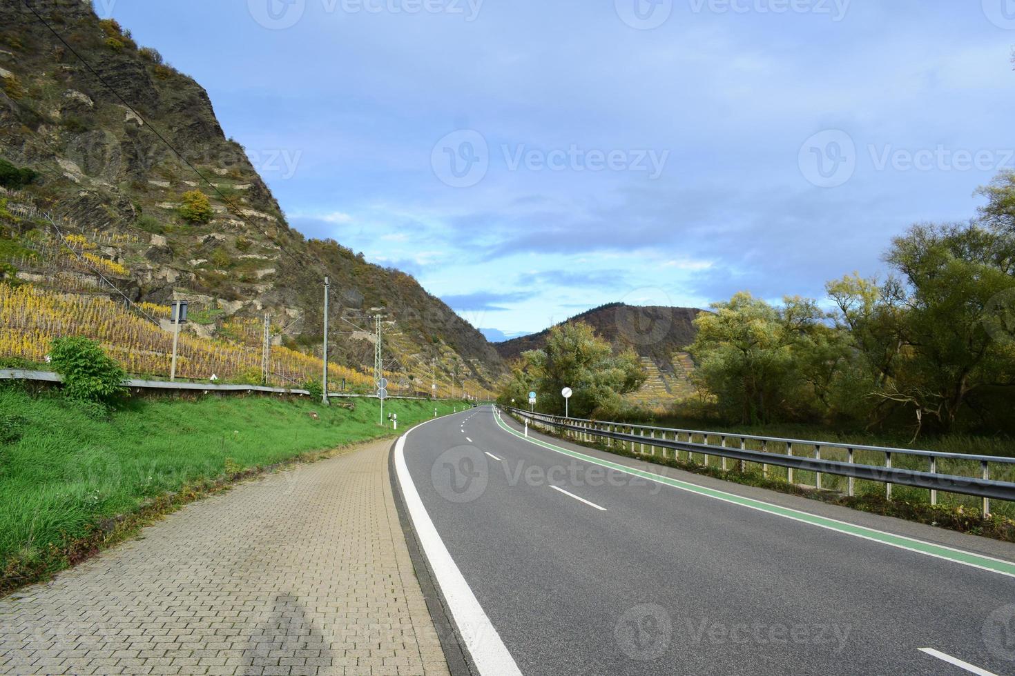 mosel Valle la carretera con otoño viñedos foto