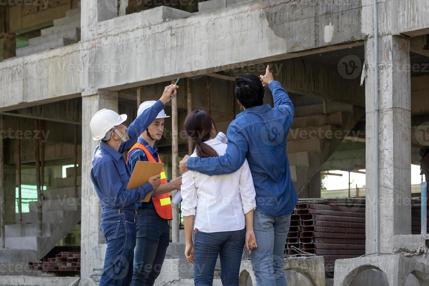 recién Mie Pareja es reunión con Ingenieria contratista a su debajo construcción casa a inspeccionar el edificio Progreso y calidad controlar para hogar propiedad y real inmuebles desarrollo concepto foto