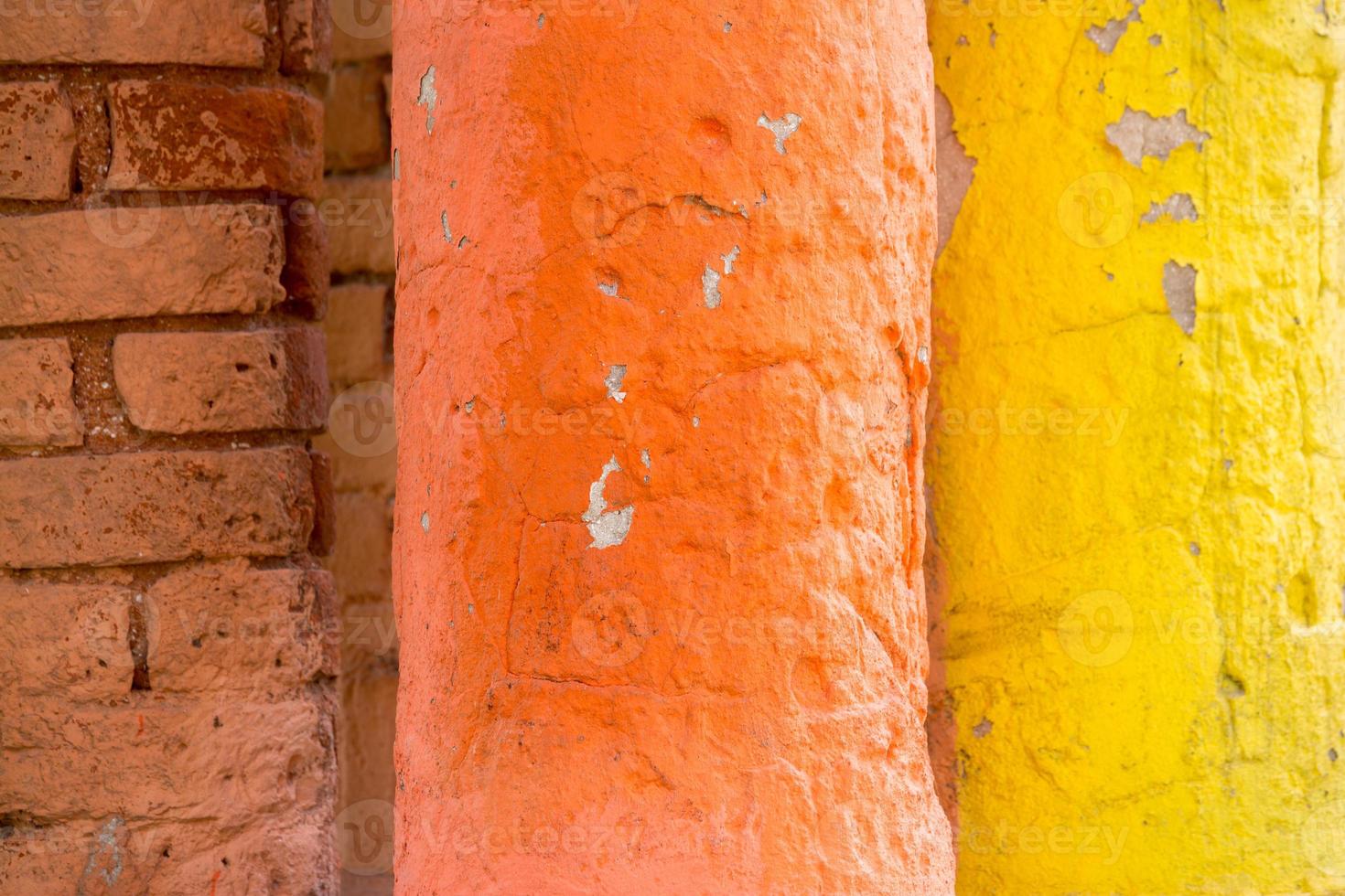 rojo y amarillo color combinación antiguo texturizado dañar pared foto