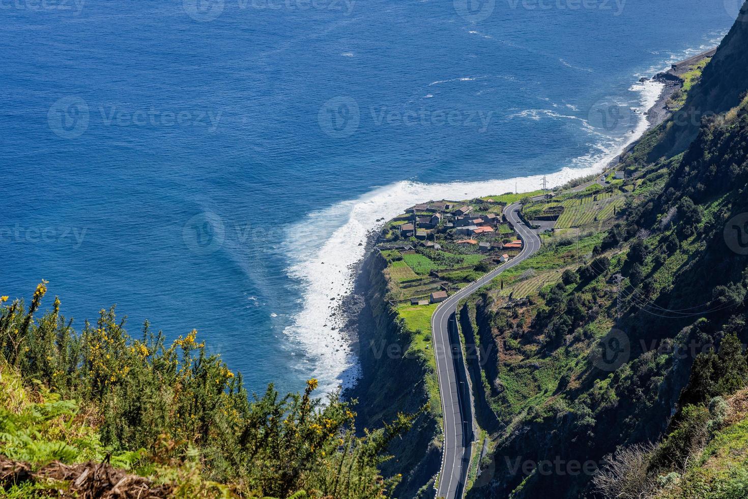 escénico ver de un devanado la carretera a lo largo un escarpado acantilado con vista a el Oceano foto