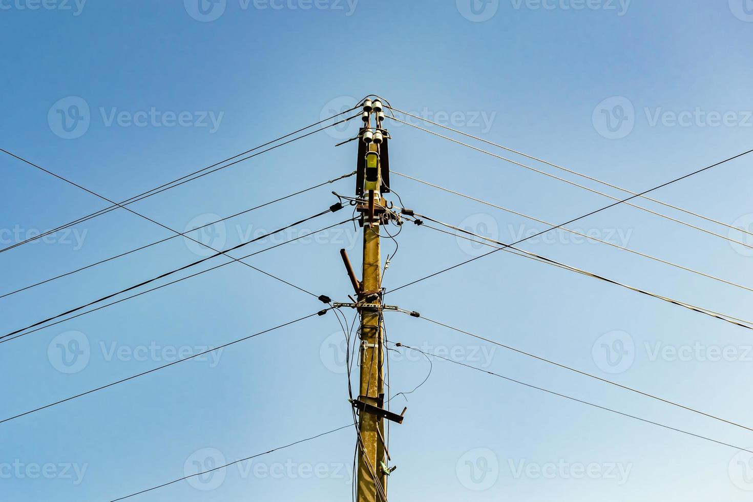 Poste eléctrico de potencia con cable de línea sobre fondo de color cerrar foto