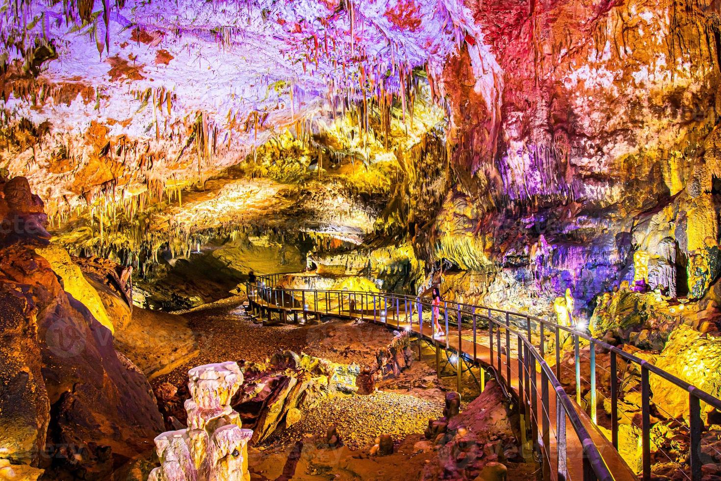 Camino en la cueva de Prometeo con hermosas estructuras y formaciones coloridas foto