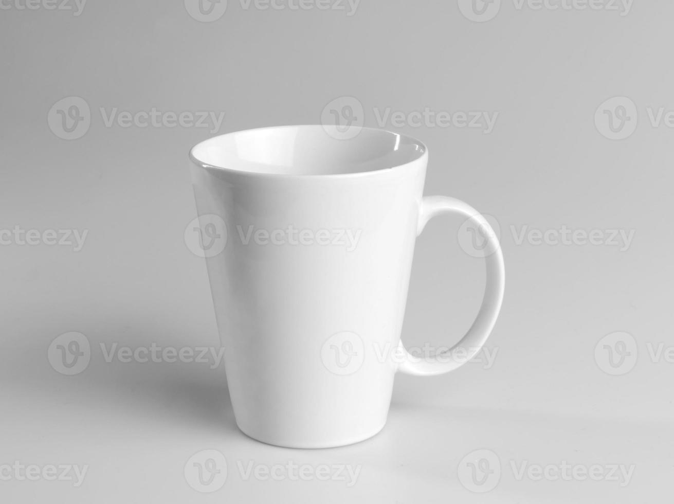 blanco taza en un gris antecedentes. lado vista. foto