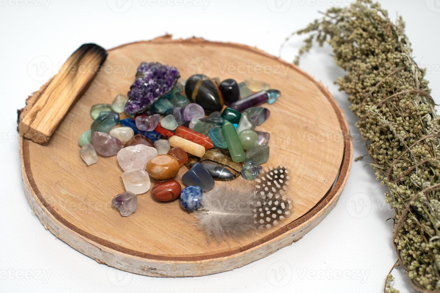 varios cristales para cicatrización, mágico prácticas, minerales para esotérico espiritual práctica, curación cristal ritual, brujería, relajarse chakra. feng Shui, reiki terapia concepto, espiritual fuerza humano foto