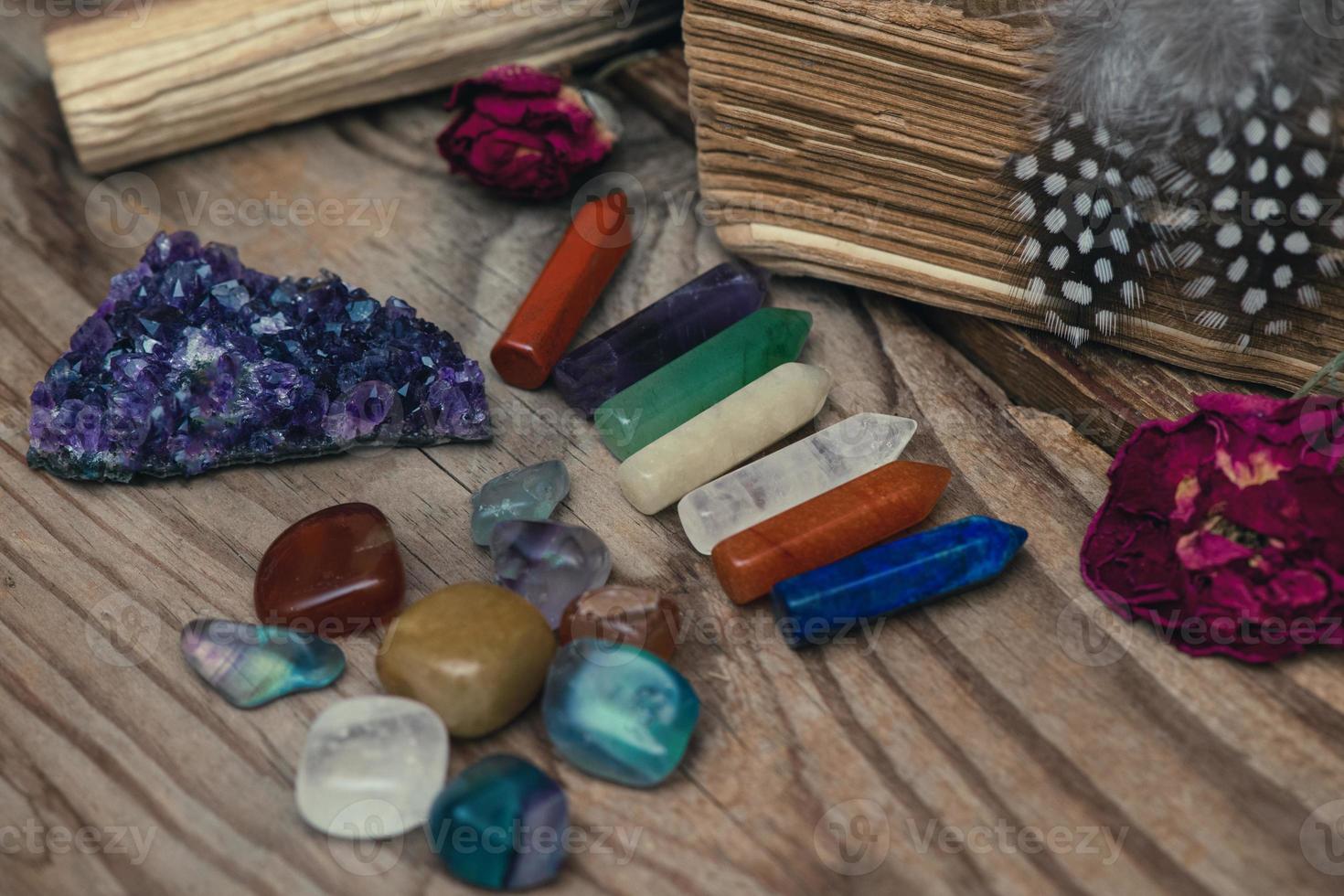 varios cristales para cicatrización, mágico prácticas, minerales para esotérico espiritual práctica, curación cristal ritual, brujería, relajarse chakra. feng Shui, reiki terapia concepto, espiritual fuerza humano foto