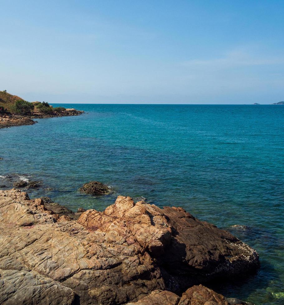 paisaje verano vista panorámica vista frontal naturaleza vista a lo largo de las montañas roca costa y mar océano, mirar cielo azul, horizonte viento brisa fresca, cómodo durante el día de viaje, relajarse, rayong, tailandia foto