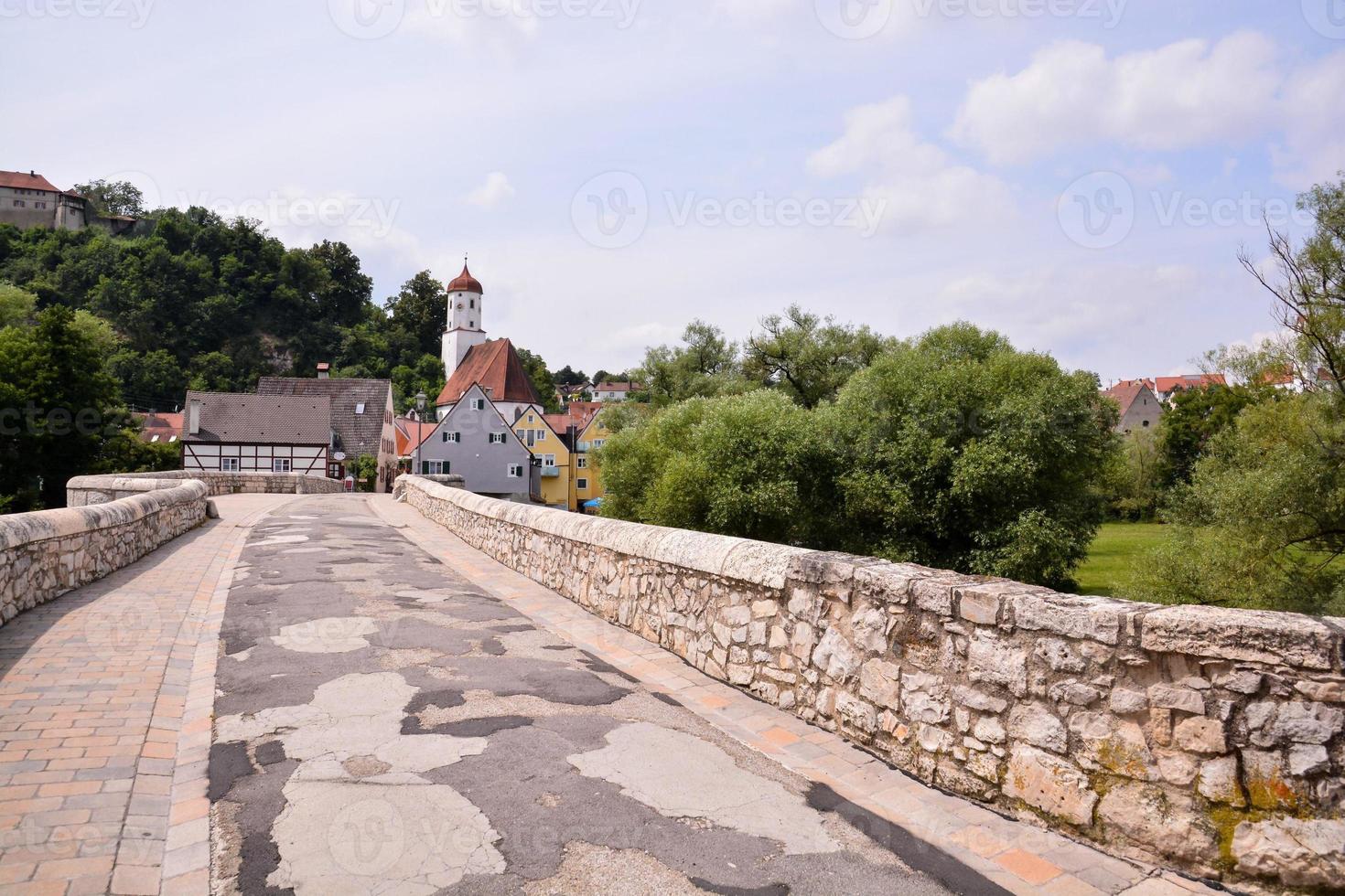 un pueblo la carretera foto