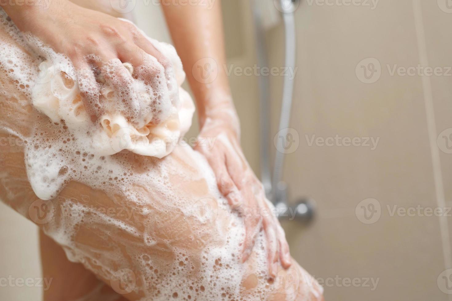 Women use liquid soap to shower to help eliminate bacteria. 22729317 Stock Photo at Vecteezy