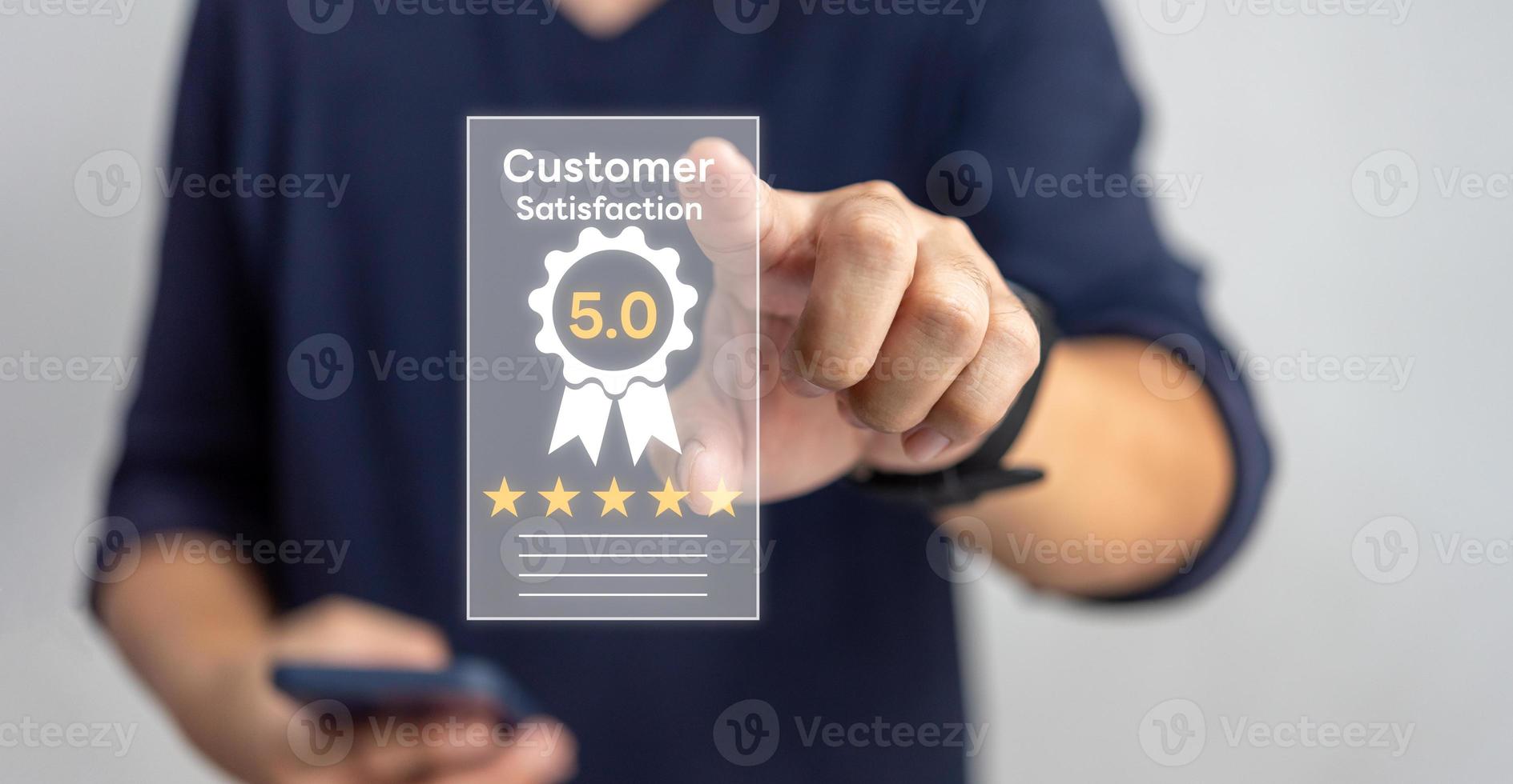 cliente Servicio satisfacción evaluación concepto. hombre conmovedor virtual pantalla con oro cinco estrella clasificación excelente realimentación icono, clasificado un muy bueno revisar. foto