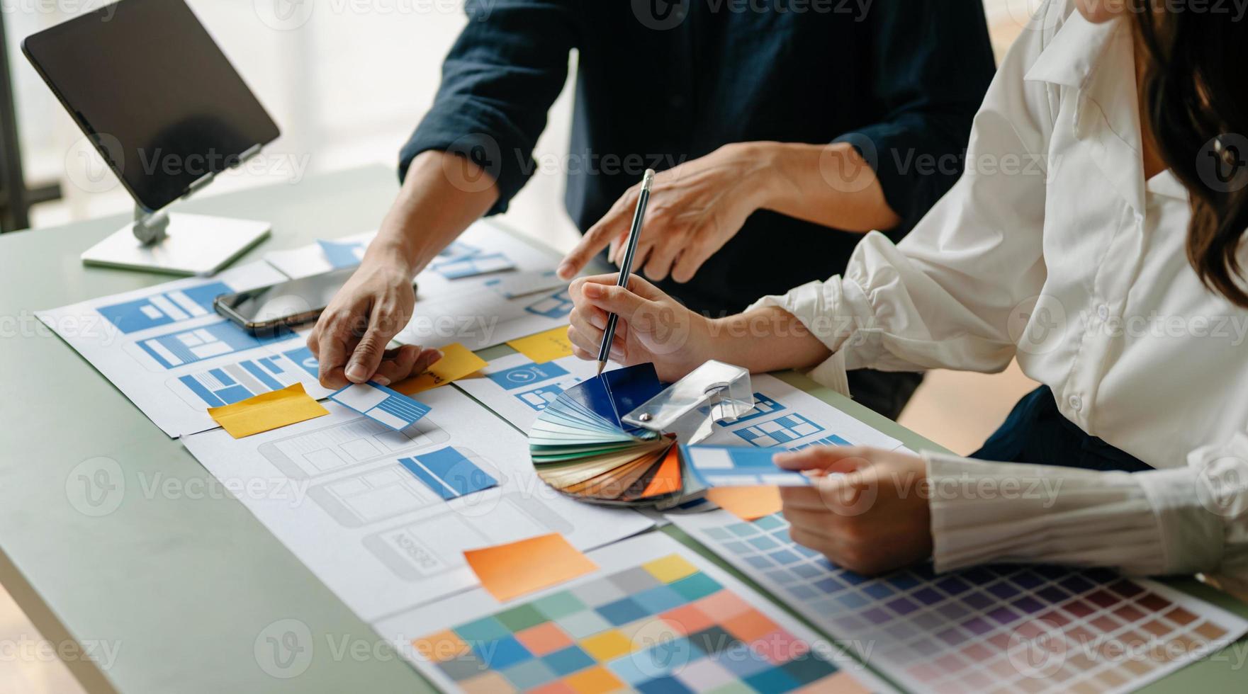 asiático empresario y mujer personas reunión en oficina. empleado idea genial y trabajo como equipo, plan y discutir proyecto por punto en papel y tableta. foto