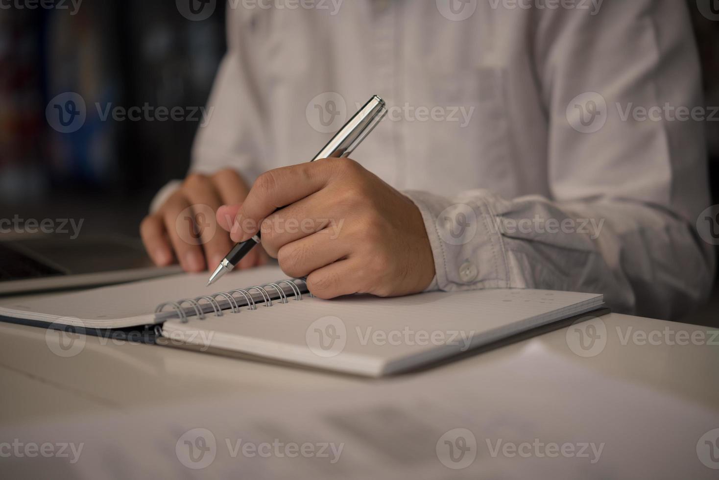 empresario leyendo y escribiendo en el libro. educación estudiando el desarrollo del conocimiento y el concepto de aprendizaje cognitivo. foto