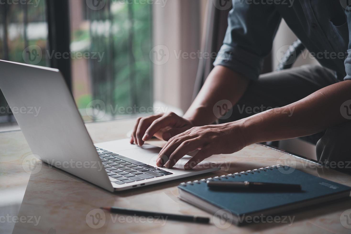 manos mecanografía en un teclado.empresario trabajando en nuevo proyecto con cuaderno computadora, trabajo buscar, buscar Internet información en línea, compras en línea. foto