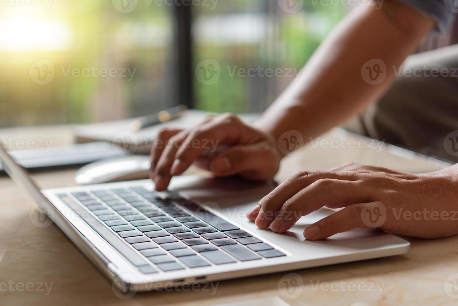 manos mecanografía en un teclado.empresario trabajando en nuevo proyecto con cuaderno computadora, trabajo buscar, buscar Internet información en línea, compras en línea. foto