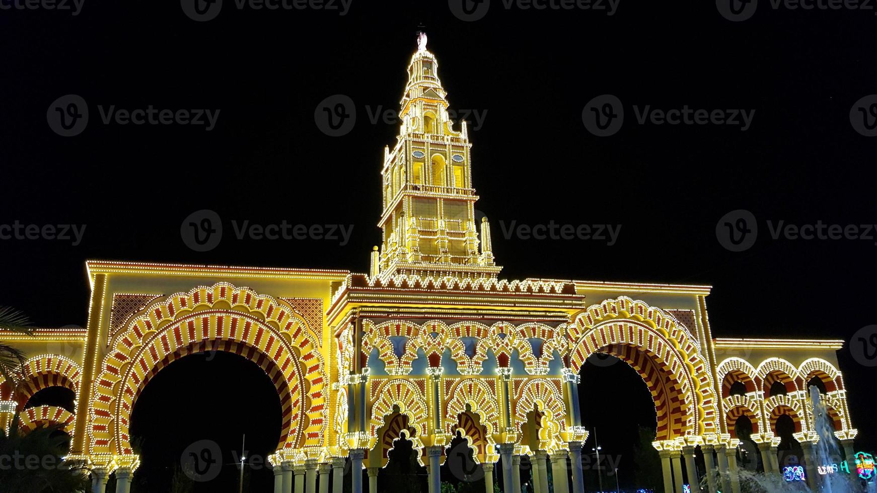 principal Entrada de el córdoba mayo justo, carnaval.frente de el córdoba justa iluminado en un cerrado noche. foto