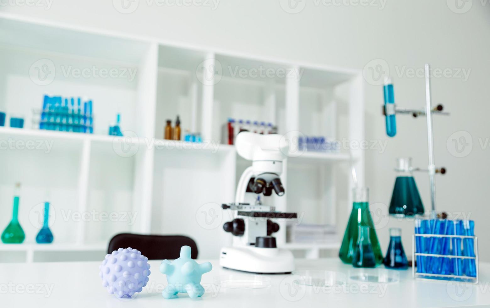 equipo científico de investigación bioquímica que trabaja con microscopio para el desarrollo de vacunas contra el coronavirus en laboratorios de investigación farmacéutica, enfoque selectivo foto