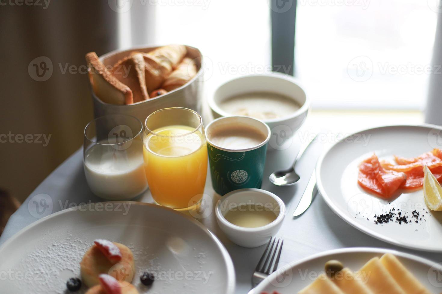 desayuno en el habitación - bebidas café, jugo foto