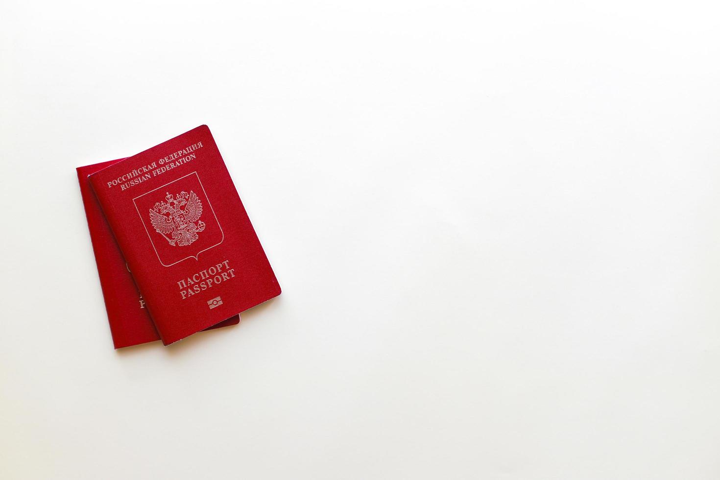 Moscú, Rusia 04.11.2023 - pasaporte de el Rusia plano laico en un amarillo antecedentes foto