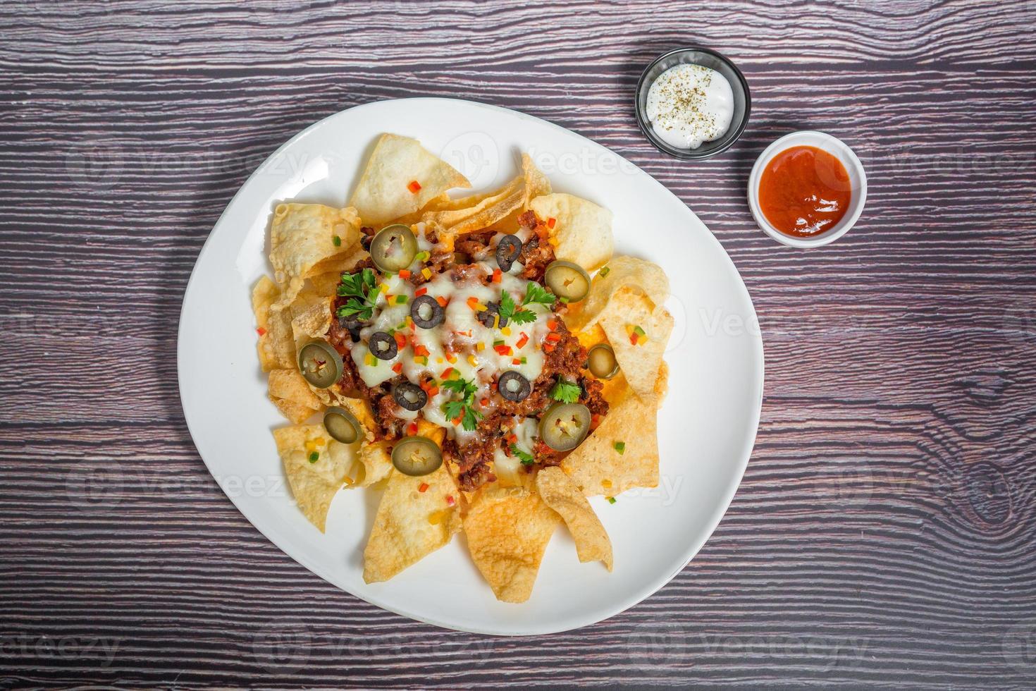 mexicano famoso comida picante suelo carne de vaca nachos calentado crujiente tortilla papas fritas con Derretido queso y jalapeño servido un bocadillo alimento. foto