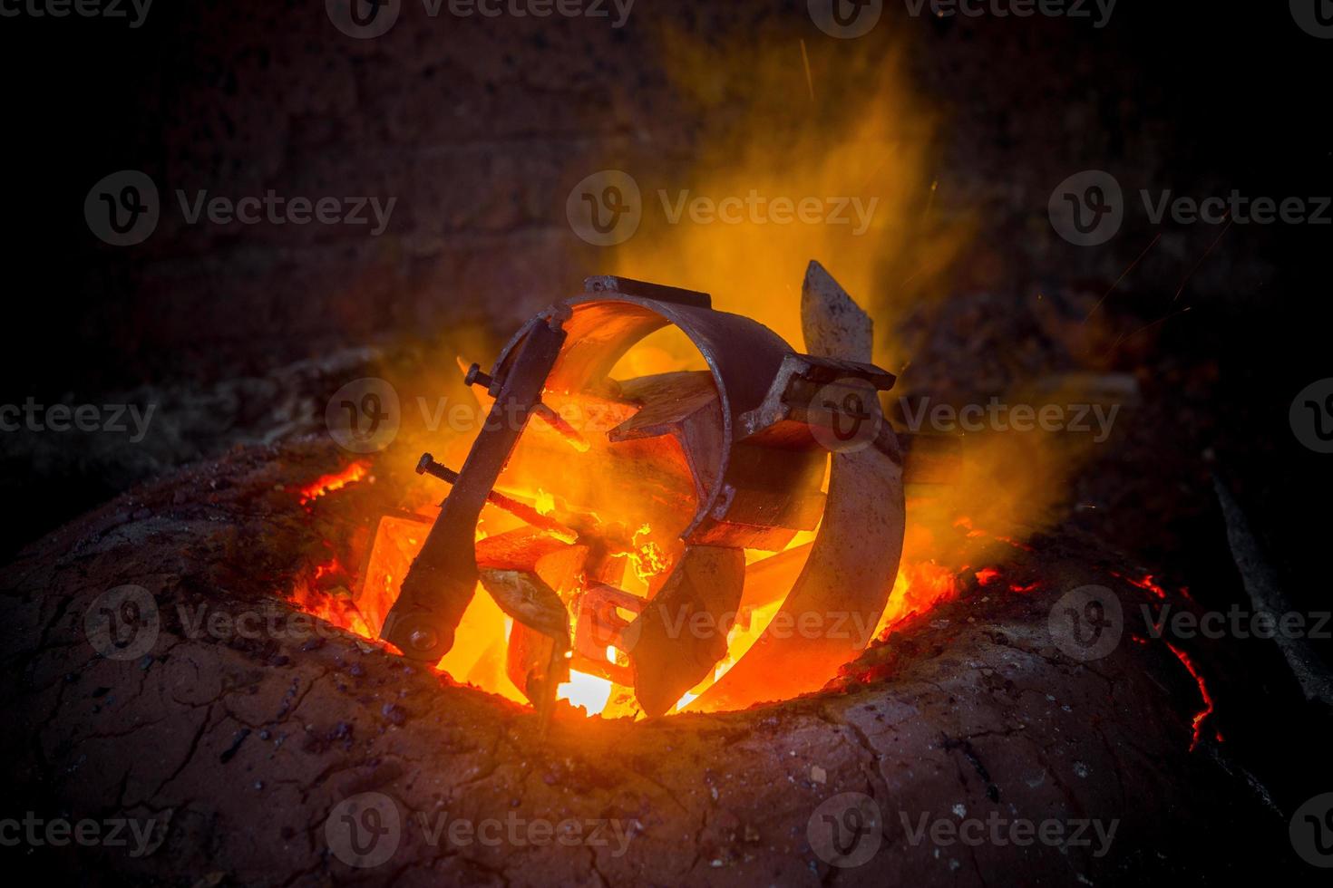 caliente chatarra acero derritiendo horno Bangladesh foto