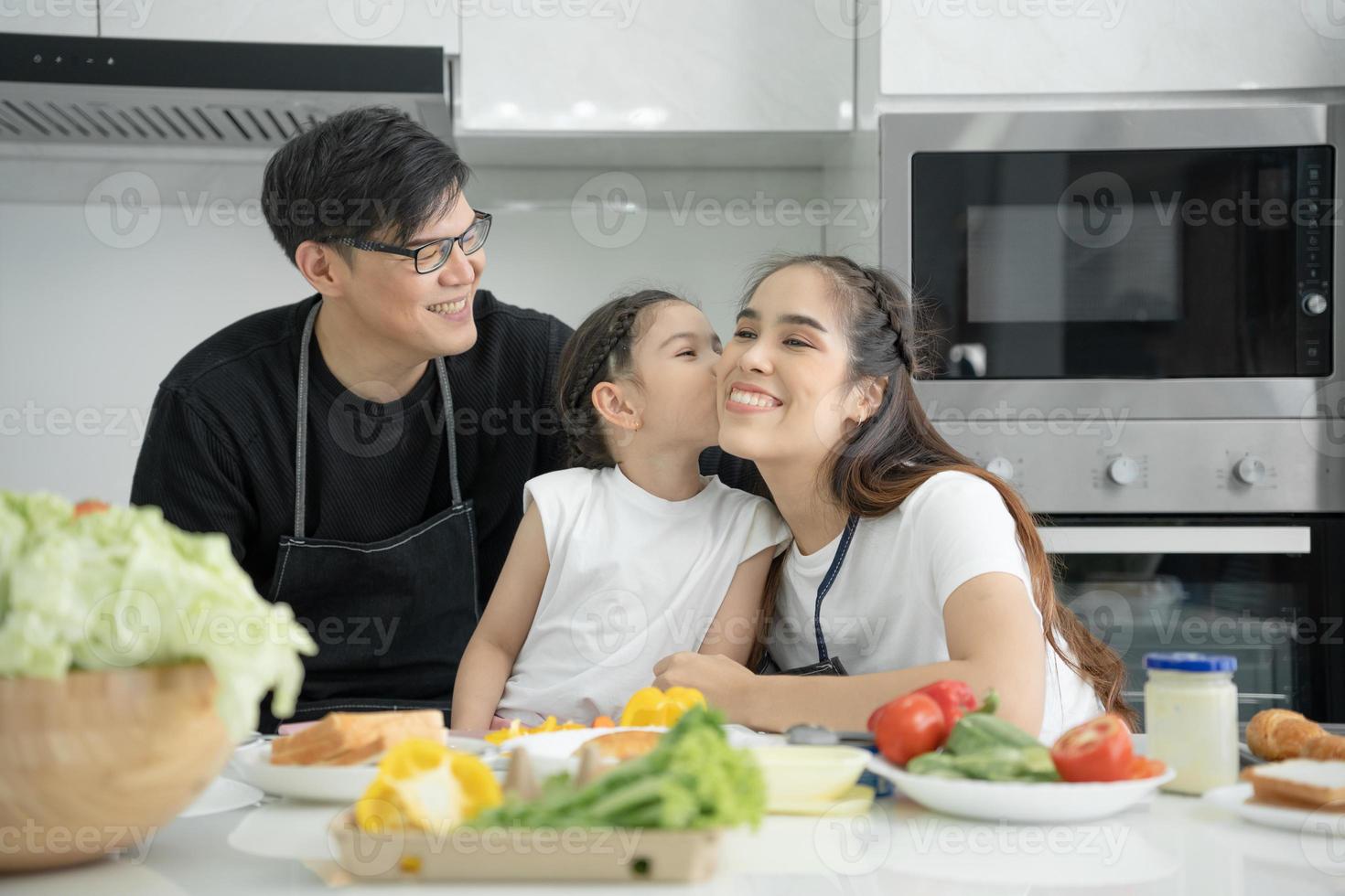 nuevo hogar para familia. ocupaciones juntos durante el vacaciones. padres y niños son teniendo actividad en vacante tiempo. fin de semana, disfrute, contento familia, unión, sensación bien. cocina foto