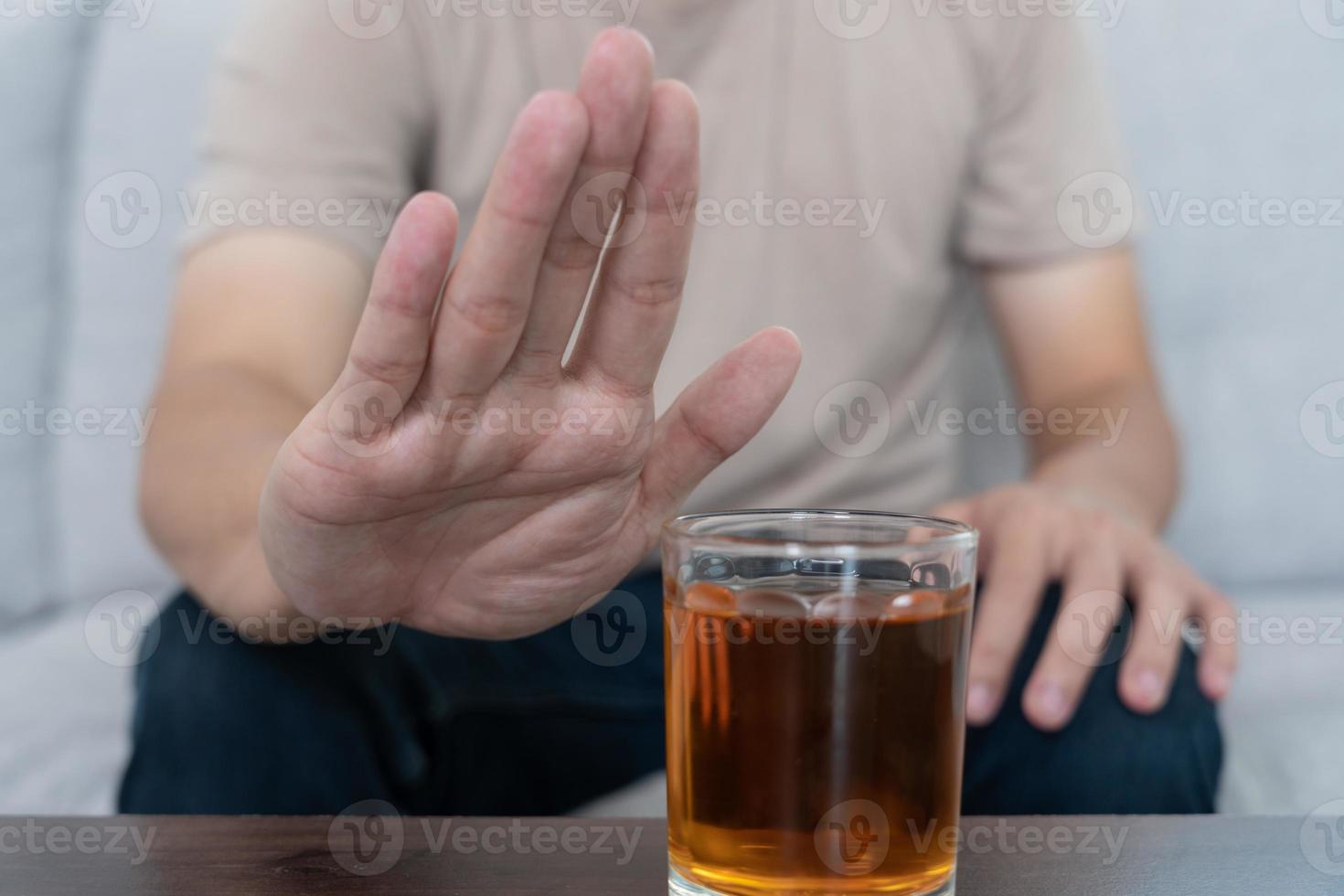 hombre se niega decir No y evitar a bebida un alcohol whisky , parada mano firmar masculino, alcoholismo tratamiento, alcohol adiccion, dejar bebida alcohólica, detener Bebiendo alcohol. negar vaso espíritu, insalubre, rechazar foto