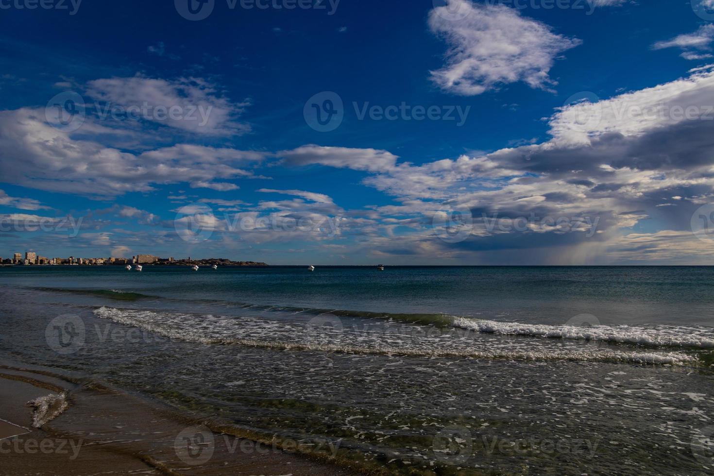 playa paisaje paz y tranquilo en un soleado calentar día foto