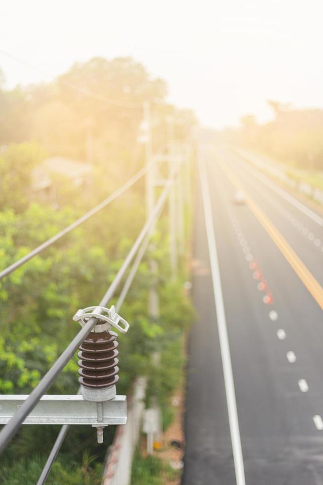 cable líneas y eléctrico transmisión en eléctrico poder polo foto