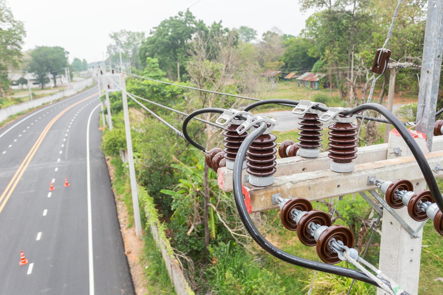 cable líneas y eléctrico transmisión en eléctrico poder polo foto