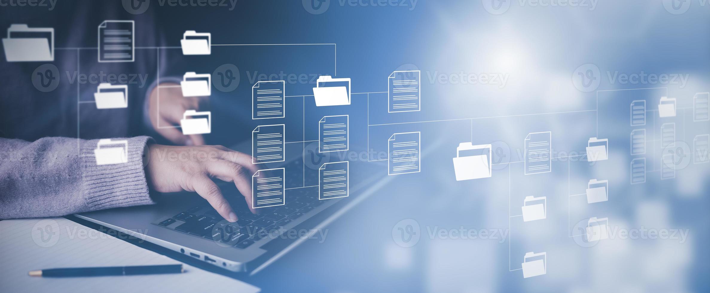 hombre de negocios que trabaja en una computadora portátil con pantalla virtual. base de datos de documentación en línea, consultor de TI que está configurando un sistema de gestión de documentos virtuales con computadora portátil, software para archivar archivos corporativos. foto