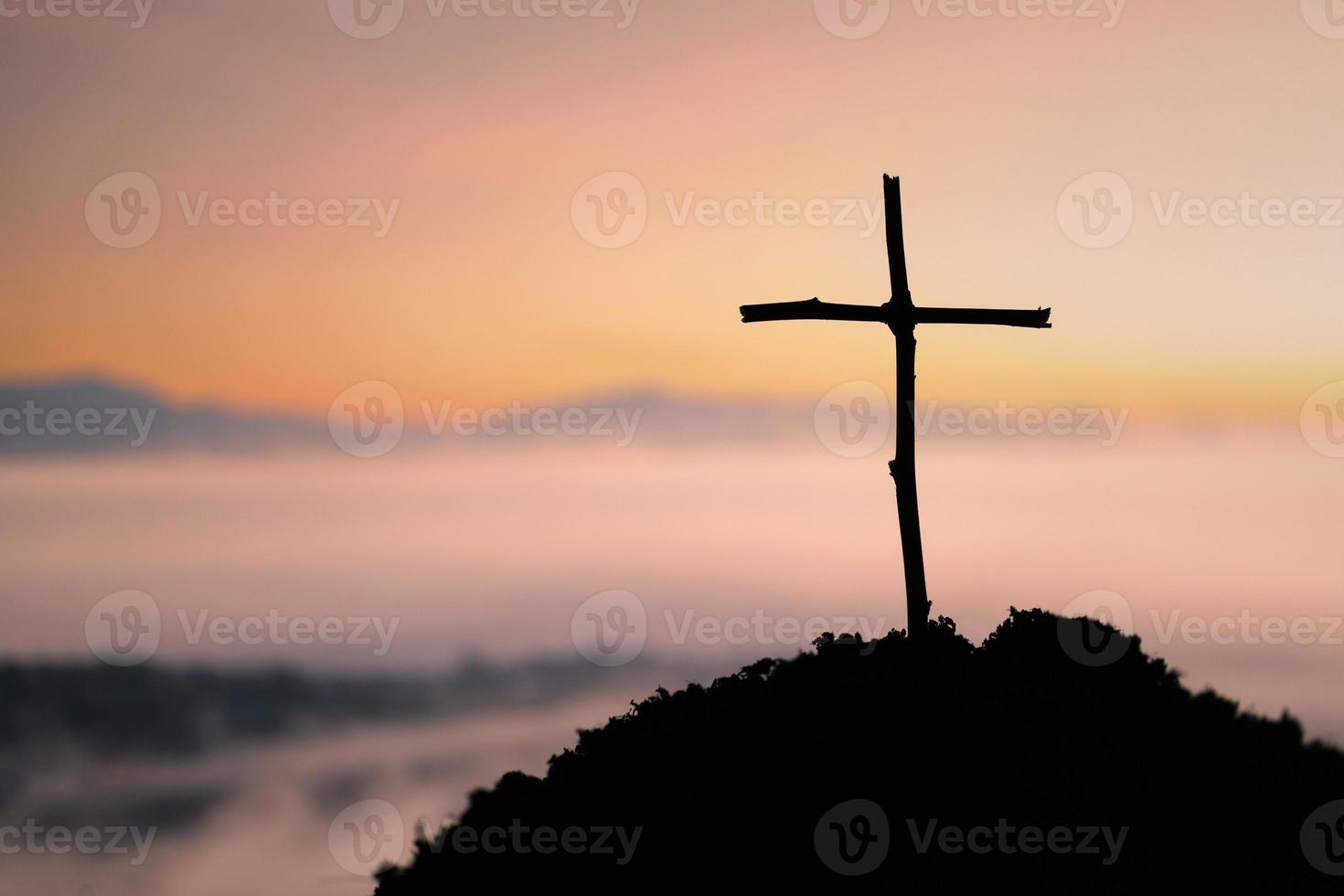 crucifixión de Jesús Cristo - cruzar a puesta de sol. el concepto de el Resurrección de Jesús en cristiandad. crucifixión en calvario o Gólgota colinas en santo Biblia. foto