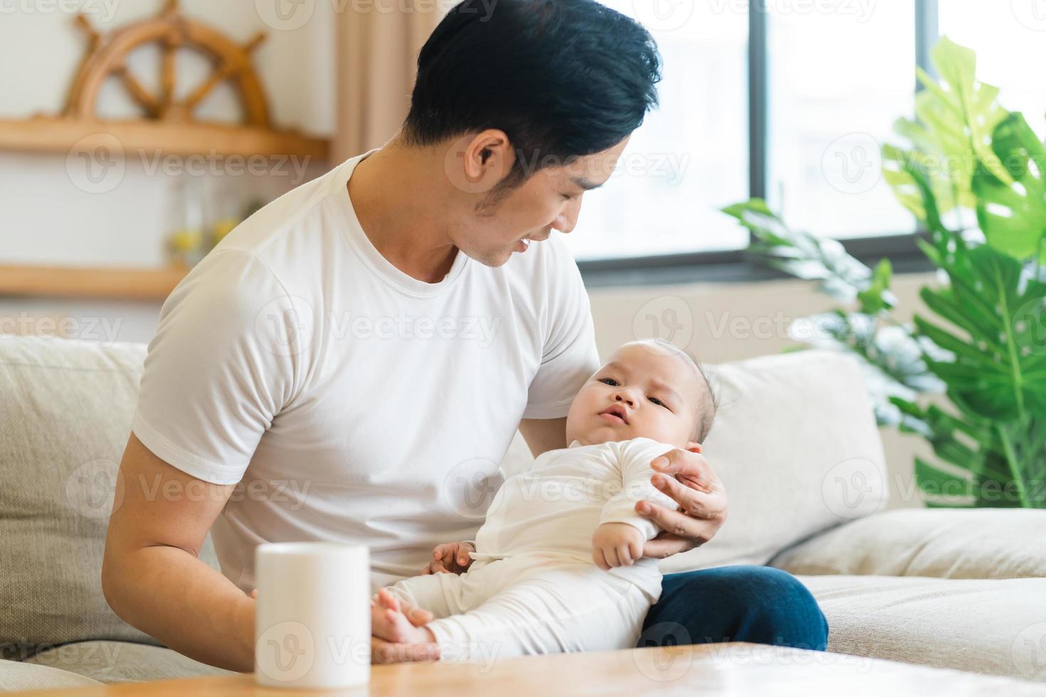 imagen de asiático padre y hijo a hogar foto