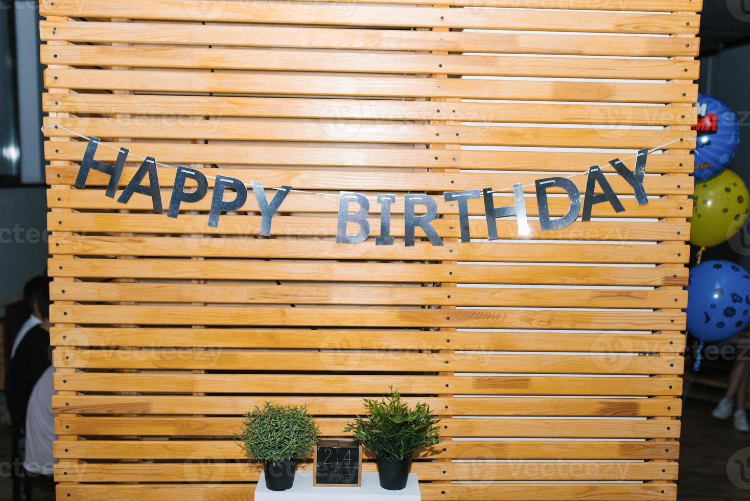 el inscripción contento cumpleaños en el de madera pared. foto zona para el fiesta