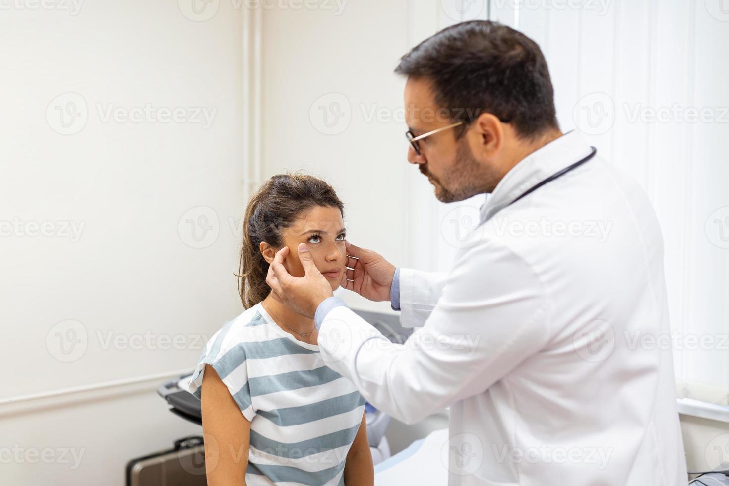 adulto mujer teniendo un visitar a de oculista oficina. médico examinando ojos de joven mujer en clínica. foto