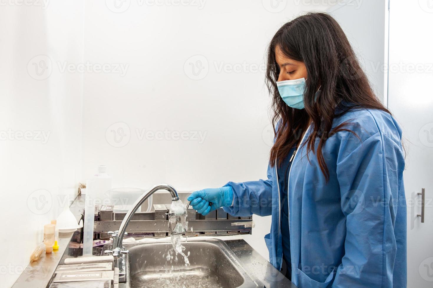 joven hembra científico desparafinado parafina incrustado pañuelo de papel muestras en el laboratorio. a base de xileno eliminación de parafina. foto