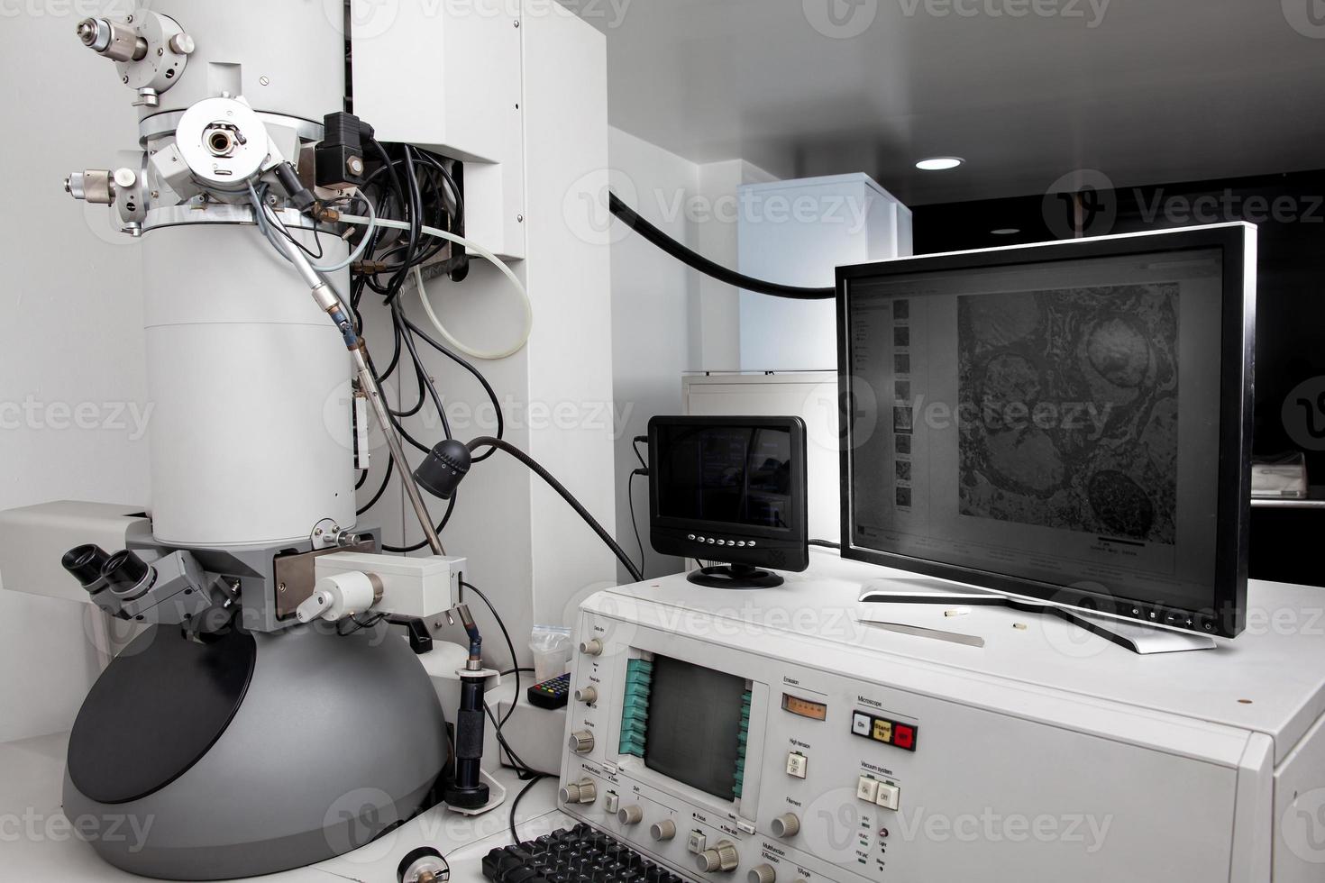 electrón microscopio en un científico laboratorio usado para diagnóstico y investigación. foto