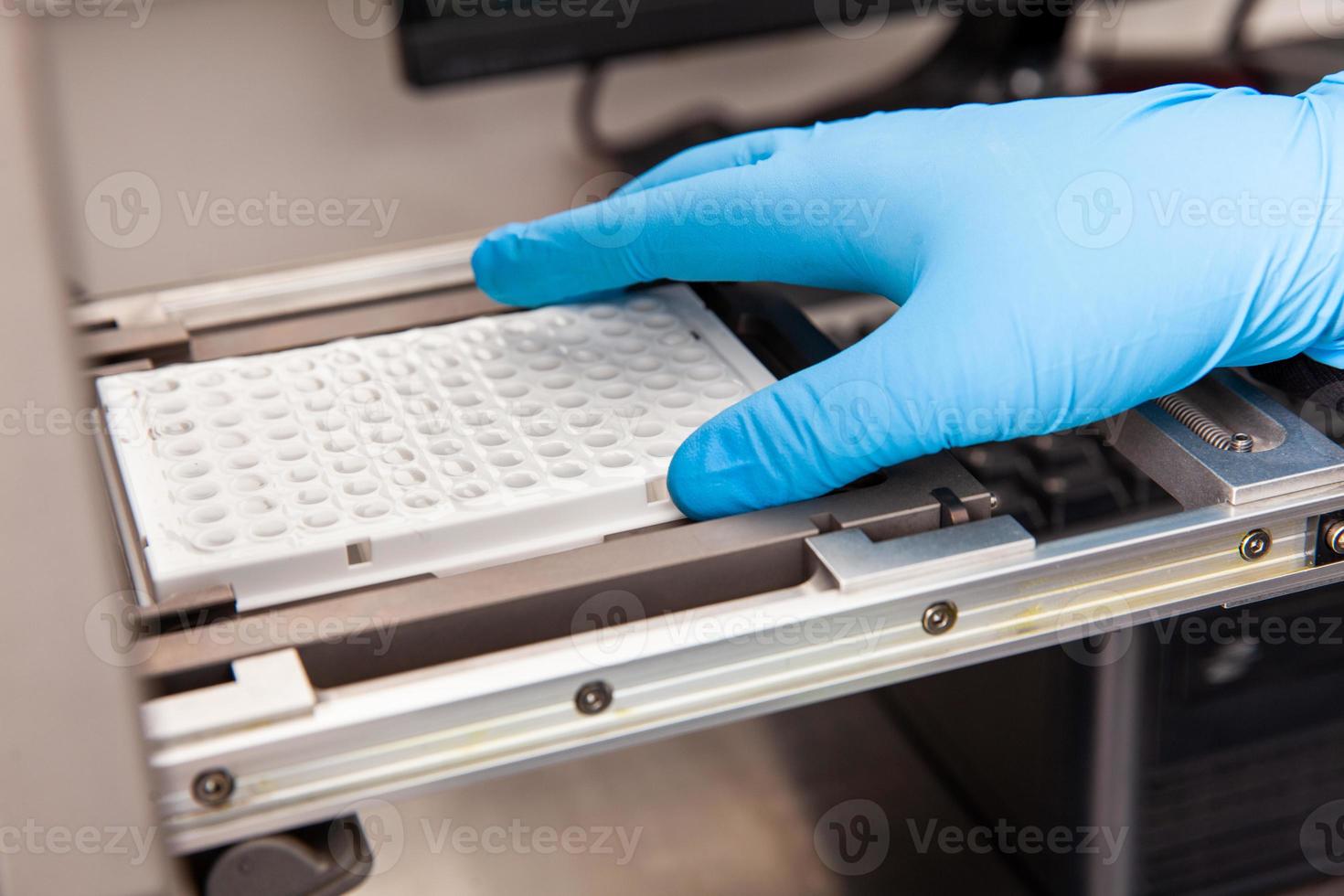 científico cargando muestras a un rt-pcr térmico ciclista a el laboratorio. tiempo real polimerasa cadena reacción técnica. rt-pcr técnica foto