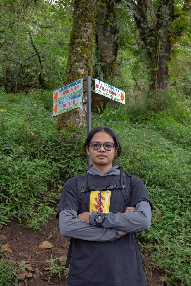 hombre tiene viaje en el bosque yendo a pico montaña en semarang central Java. el foto es adecuado a utilizar para aventuras contenido medios de comunicación, naturaleza póster y bosque antecedentes.